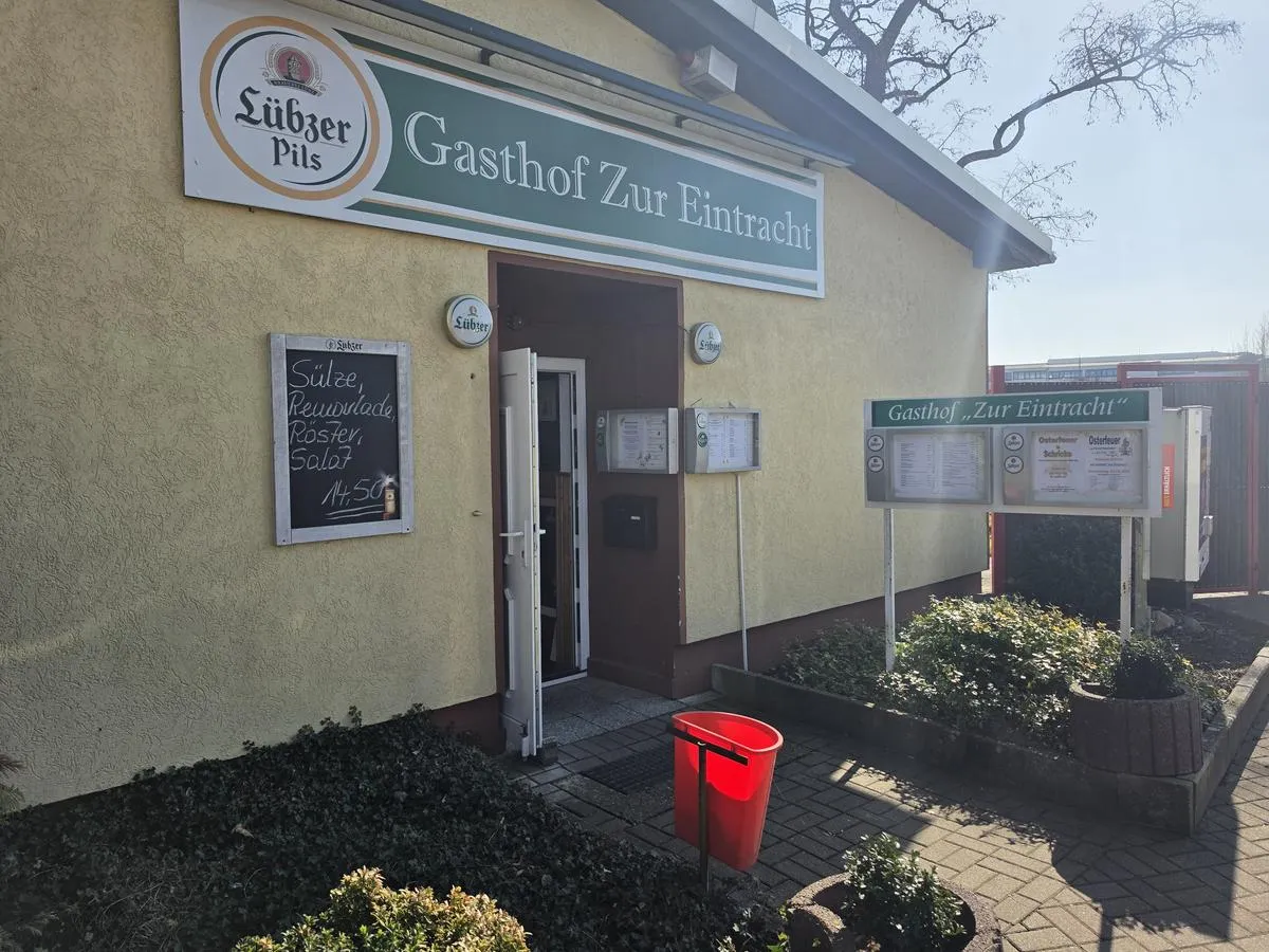 Eingang mit Beschilderung