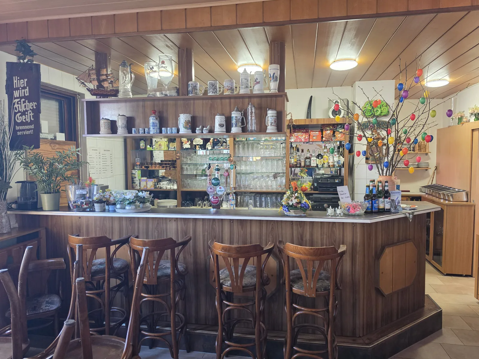 Theke mit Barhockern